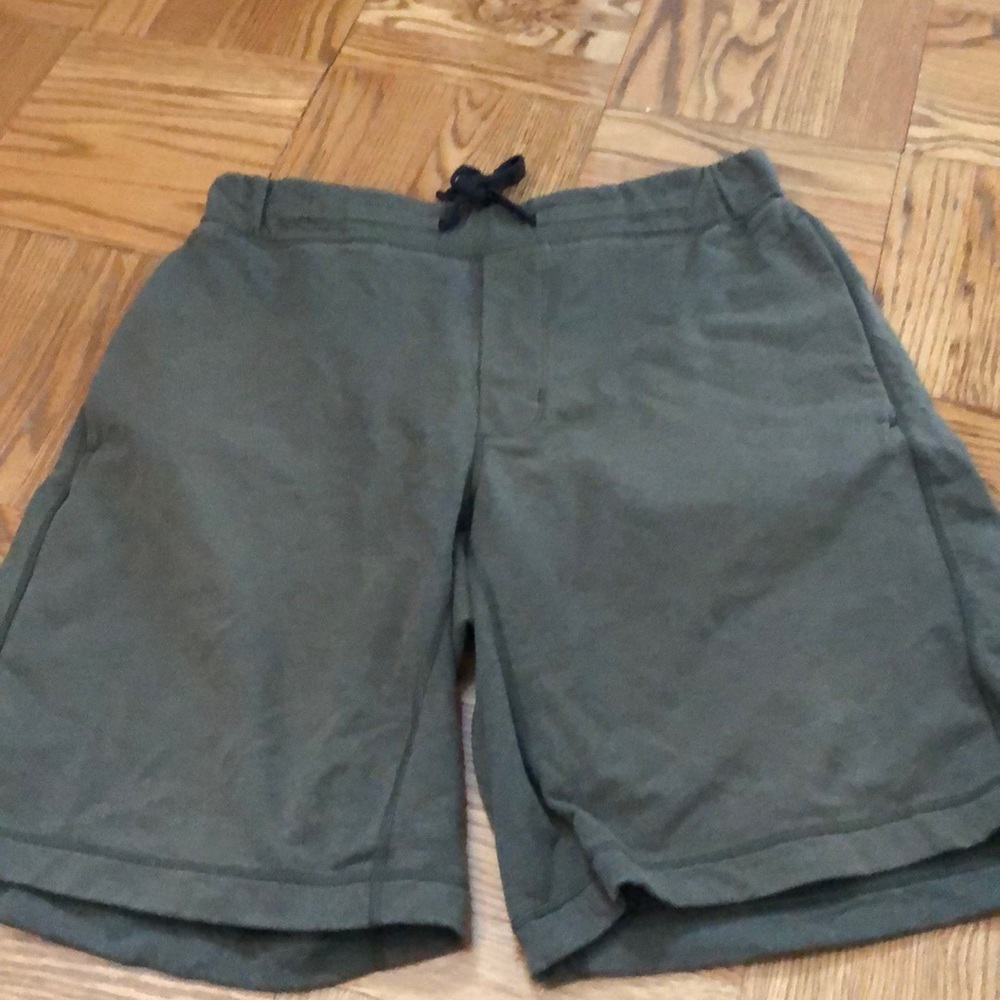 Lululemon olive green sweat short size XL